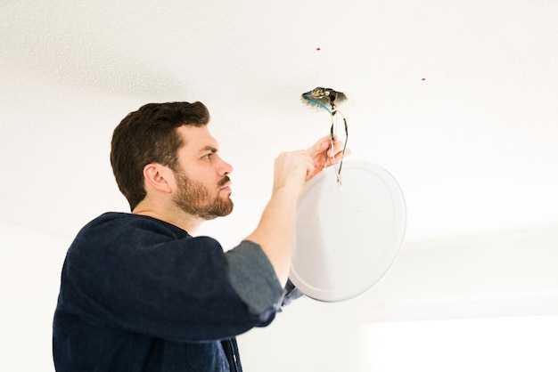 Снятие старого светильника и осмотр распределительной коробки