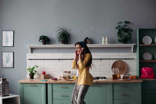 Продукты по частоте: повседневные завтраки и перекусы на уровне глаз, крупы и паста в прозрачных банках 2–3 л с датой открытия; консервы и тяжёлые мешки муки – на 0–40 см (нижние полки). Используйте поддоны 30–40 см глубиной и маркировку: по метке видно срок годности – экономия времени и меньше стресса.