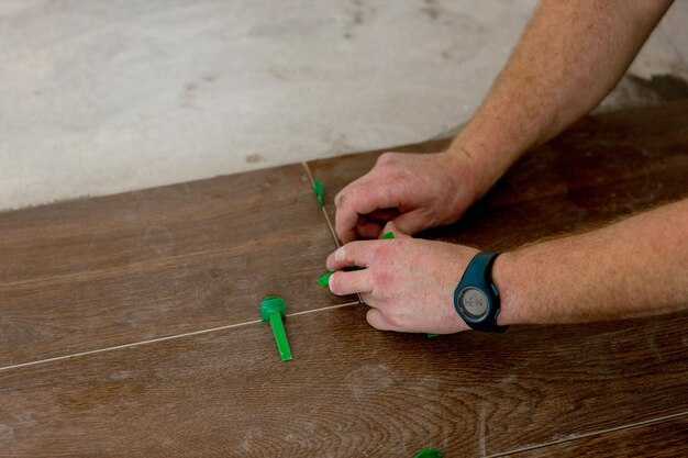 Подготовка основания: удаление покрытий, выравнивание, замер влажности и грунтовка