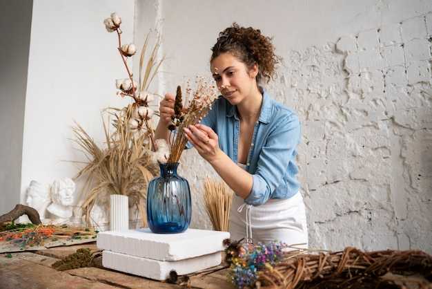 Цветовые схемы: какие оттенки сочетаются с серым диваном в гостиной