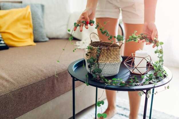 Создание настенной галереи из распечаток, открыток и самодельных рамок